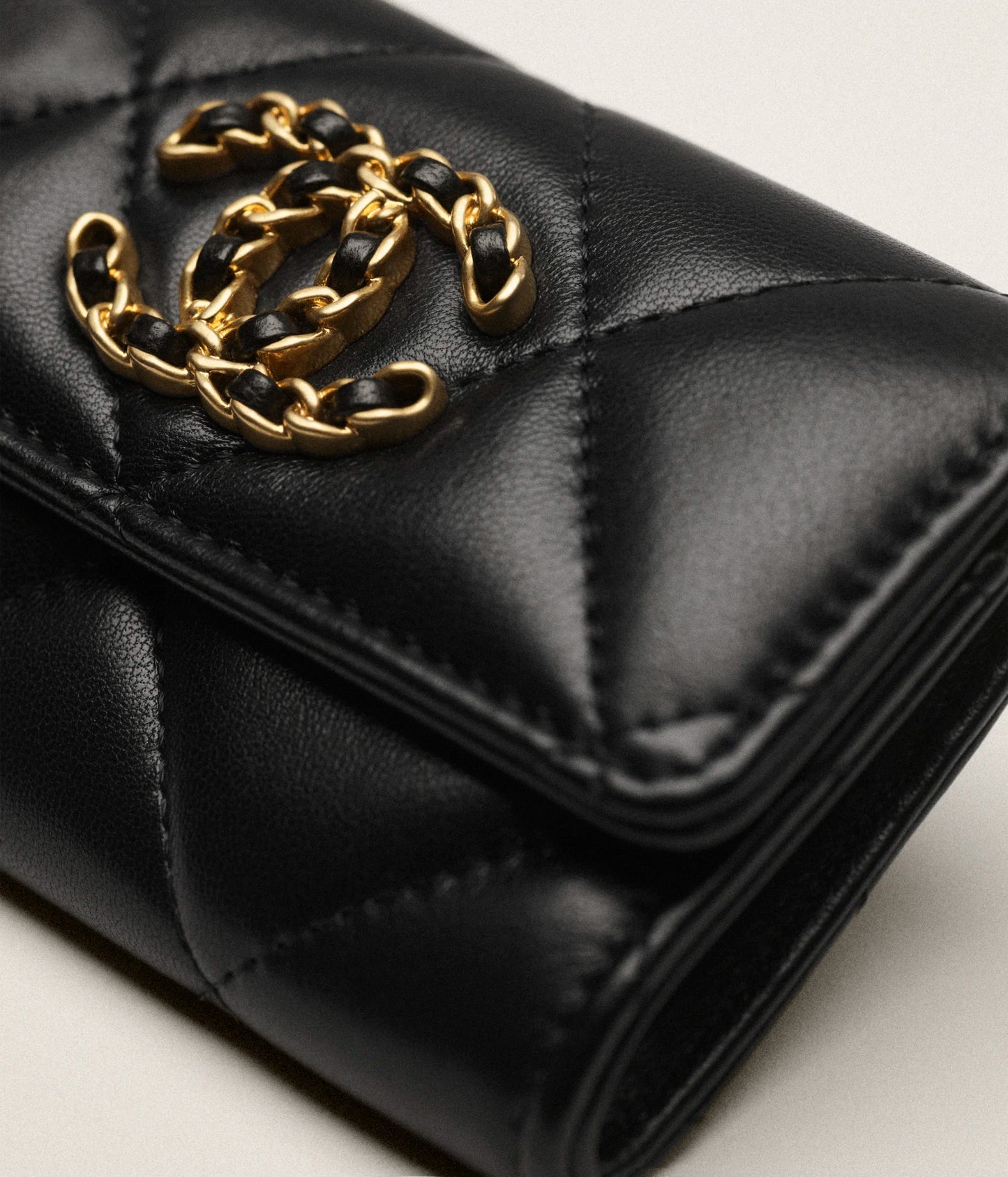 Chanel 19 Flap Card Holder Shiny Lambskin, Gold-Tone, Silver-Tone & Ruthenium-Finish Metal - Black