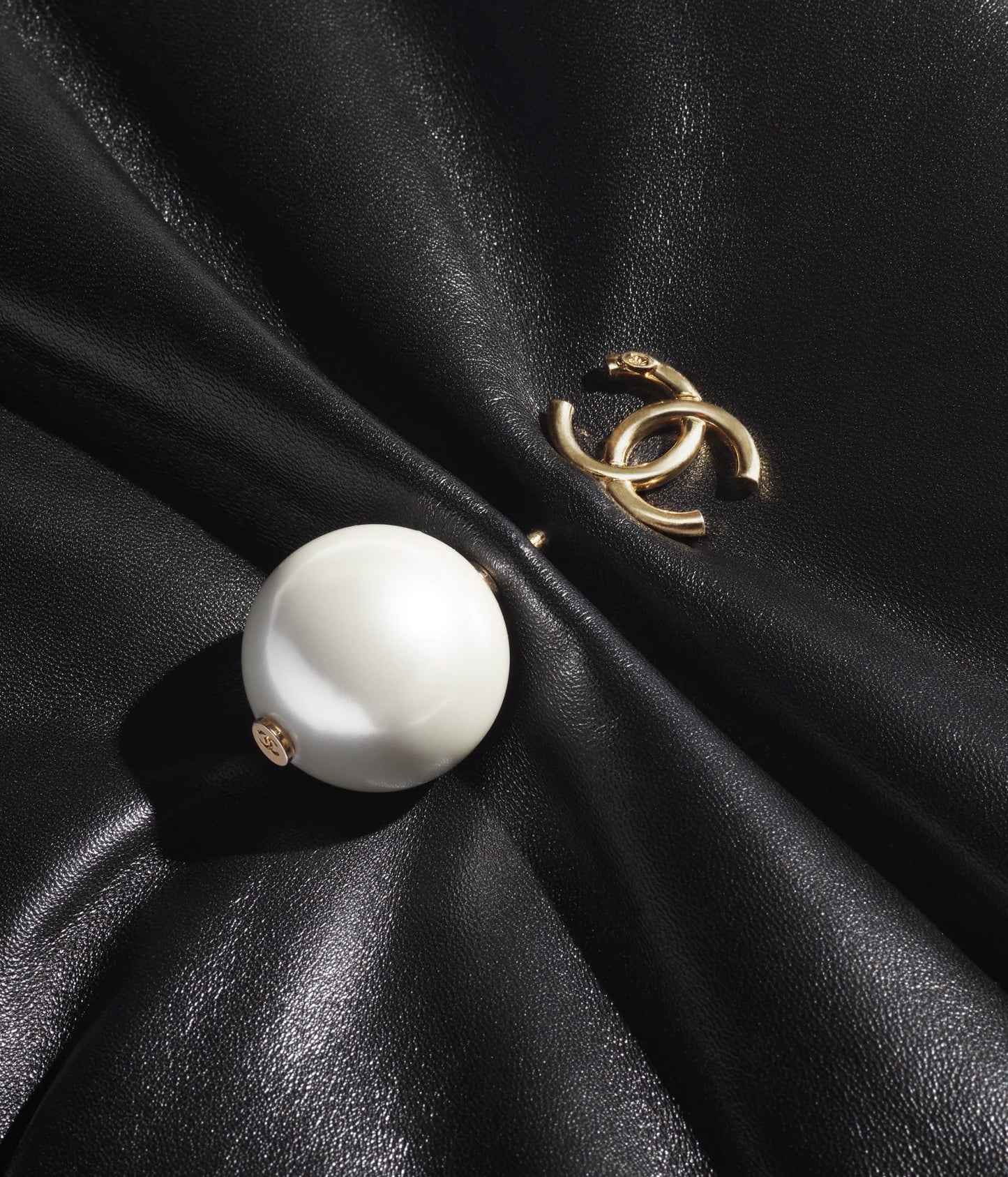 Chanel Large Clutch Shiny Lambskin, Imitation Pearl & Gold-Tone Metal - Black